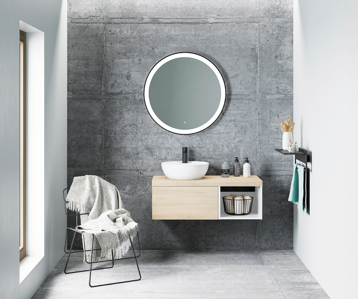 Umyvadlová deska ve  světlém dřevodekoru a s otevřenými skříňkami 