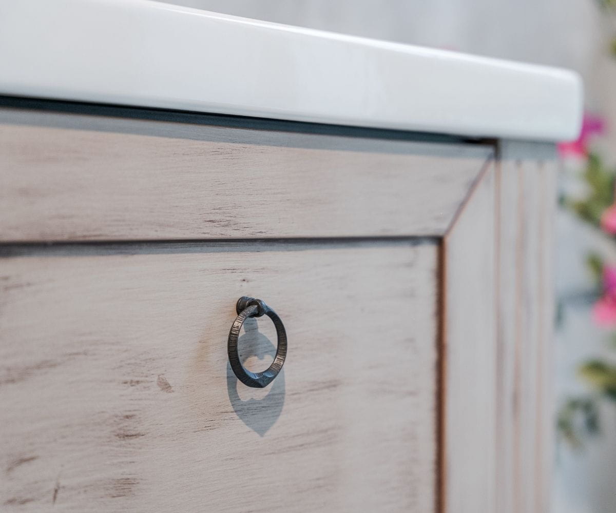 Detail zásuvky umyvadlové skříňky ANTIK s patinou a černou úchytkou T10