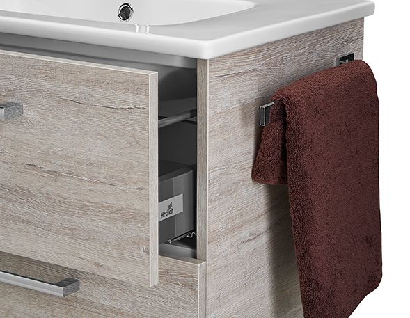 Detail boku umyvadlové skříňky GIO s držákem na ručník na boku