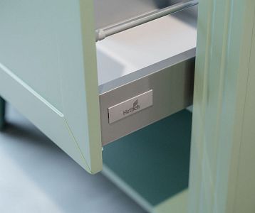 Detail bočnice zásuvky s kováním hettich