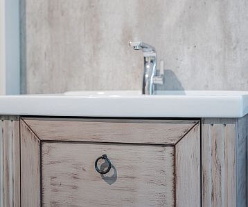 Detail čela zásuvky umyvadlové skříňky ANTIK SUPZ 70 v provedení s patinou