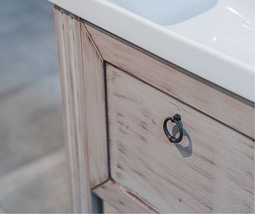 Detail čela zásuvky umyvadlové skříňky ANTIK