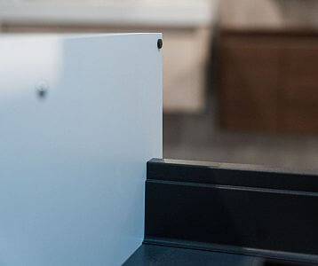 Detail dorazu na vnitřní straně zásuvky