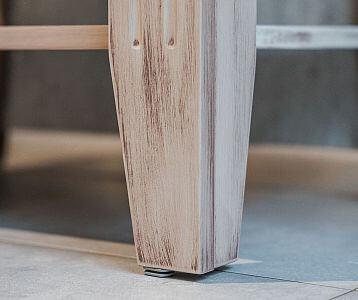 Detail frézované nohy umyvadlové skříňky ANTIK