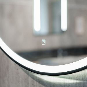Detail koupelnového zrcadla OREO ZCO 80 s vypínačem