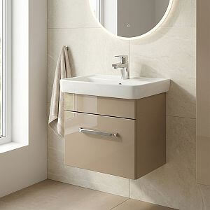 Malá paneláková koupelna s umyvadlovou skříňkou