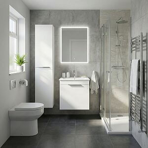 Moderní paneláková koupelna s bílou skříňkou