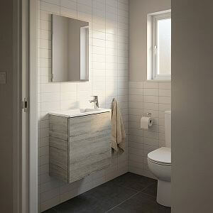 Úzká paneláková koupelna s dřevěnou umyvadlovou skříňkou a sprchovým koutem