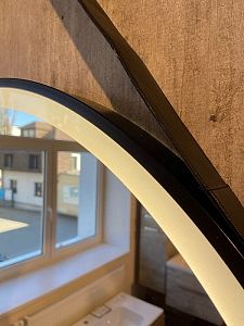 Výprodej 322 - Kulaté ZC s černým rámem šíře 80 cm, LED zepředu s koženkovým pásem na pověšení