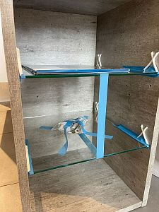 Výprodej 420 - horní doplňková skříňka se skleněnými policemi - dekor beton