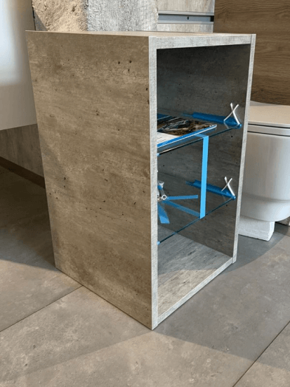 Výprodej 420 - horní doplňková skříňka se skleněnými policemi - dekor beton 